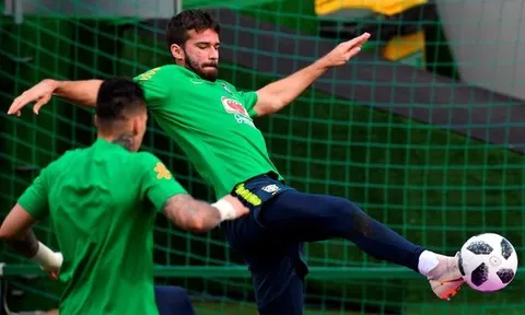 Đối thủ trực tiếp thừa nhận "khó có cửa" cạnh tranh với Alisson Becker