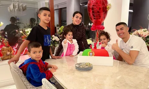 Đón sinh nhật tuổi 36 nhẹ nhàng, Ronaldo không hứa sẽ chơi bóng thêm... 20 năm nữa