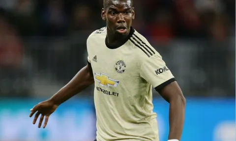 Đồng đội ăn mừng bàn thắng và đây là thái độ của Pogba
