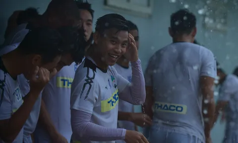 Bỏ ngoài tai lời mời gọi của Thai League, Văn Thanh vẫn "tươi như hoa" cùng đồng đội