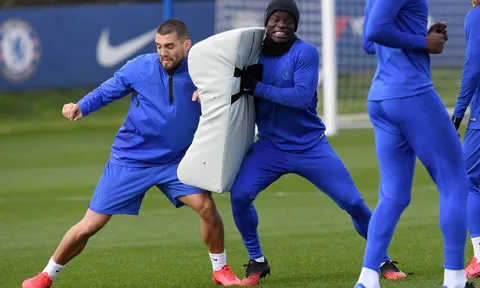Dùng dụng cụ lạ trên sân tập, Chelsea chờ "làm gỏi" Man Utd