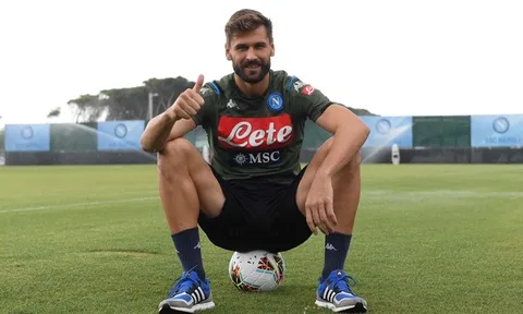 Được Napoli chào đón, cựu sao Tottenham cười tươi trên sân tập
