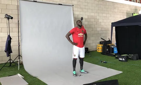 NÓNG! Lukaku tham gia chụp hình cùng áo đấu, tương lai dần sáng tỏ