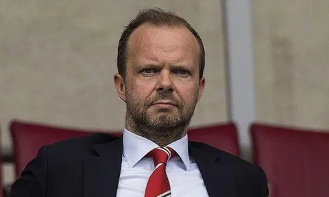 XONG! Rõ chân tướng hình ảnh Ed Woodward cáu giận Phil Jones khi M.U bại trận