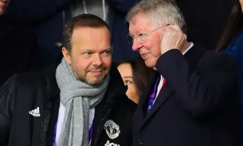 Ed Woodward vững vàng giữa tâm bão, Man Utd tự nhiên khác biệt