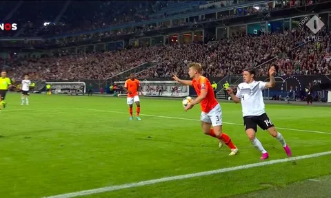 CĐV Hà Lan: 'Tỷ số là 4-1, bởi pha đó không đáng là penalty'