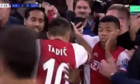 Đội trưởng Ajax tát thẳng vào mặt đồng đội vì quá sung sướng