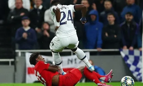 'Thảm họa thẻ đỏ' hành xử điên rồ, CĐV Tottenham cạn lời: "Hắn ta điên rồi"