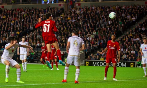 Video: Bản sao của Van Dijk ghi bàn ấn tượng ngay trận đầu đá chính cho Liverpool