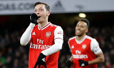 "Emery chẳng biết gì cả, Arteta thì khác"