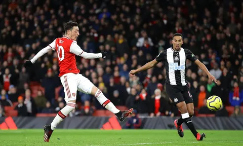 Arsenal thi triển tiki-taka khó tin ở bàn thắng của Ozil