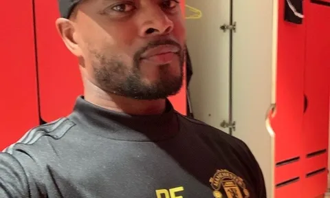 Evra bất ngờ tái xuất, khoe áo Man United quá chất