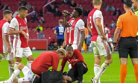 CHOÁNG! Cựu sao Man Utd ngã gục xuống sân vì bệnh cũ tái phát