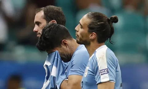 Suarez "cười vào mặt" Robertson, và tròn 8 tuần sau đó là ác mộng