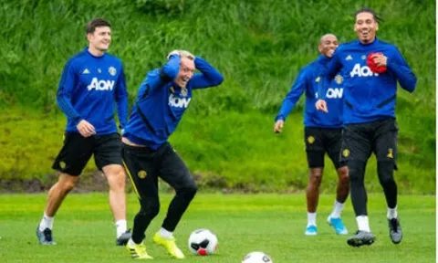 Fan Man Utd đồng thanh: "Ở yên đó đi, làm ơn đừng trở lại OTF"