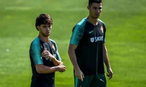 Felix đỡ bóng hỏng và đây là phản ứng của Ronaldo