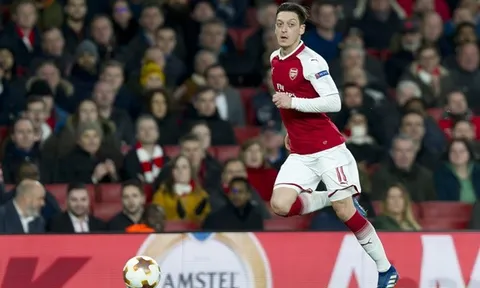 Bị Arsenal ruồng rẫy, Mesut Ozil hóa 'ông hoàng' khi hồi hương thi đấu