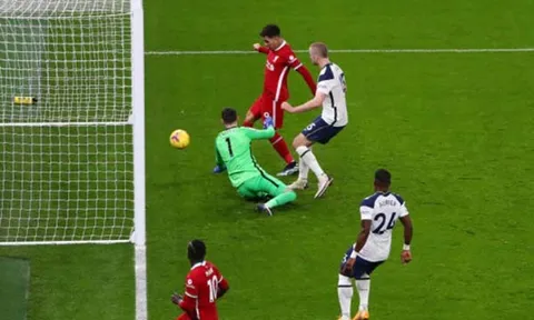 Ferdinand chê trách 2 cầu thủ Tottenham trong bàn mở tỷ số của Liverpool