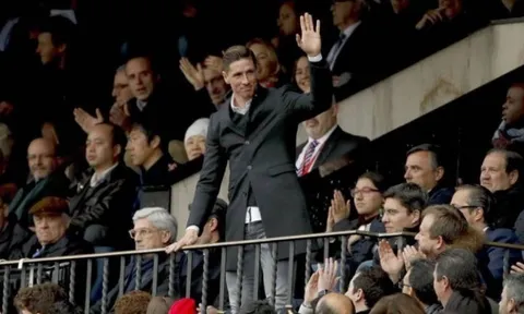 Xuất hiện trên khán đài, Torres có hành động khiến fan Liverpool điên tiết