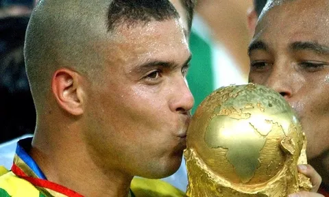 13 máy làm bàn vĩ đại nhất lịch sử World Cup: Nước mắt sư tử, không Messi - CR7