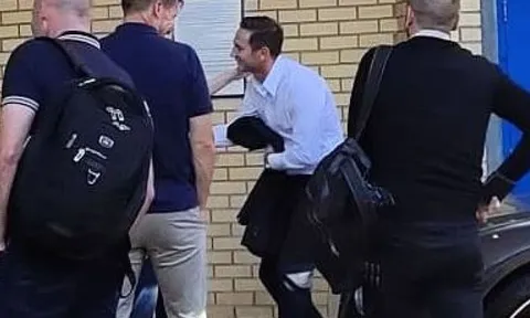 Frank Lampard chính thức có mặt ở Chelsea, ký hợp đồng khủng