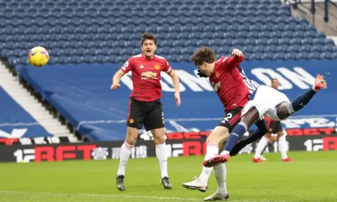 Gary Neville chỉ ra cái tên chơi tệ nhất Man Utd ở trận hòa West Brom