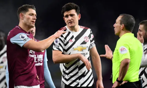 Gary Neville: "Maguire sẽ gặp rắc rối lớn nếu trọng tài thổi phạt"