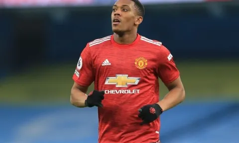 Gary Neville nói thẳng khả năng Man Utd "thanh trừng" Martial