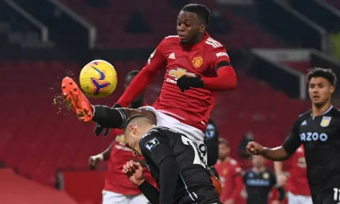 Gary Neville: "Wan-Bissaka đã làm cái quái gì thế?"