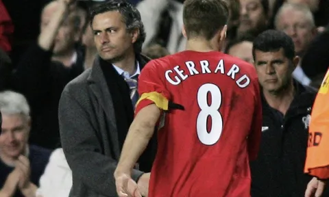 Gerrard và mùa hè sóng gió trước lời mời gọi từ Chelsea