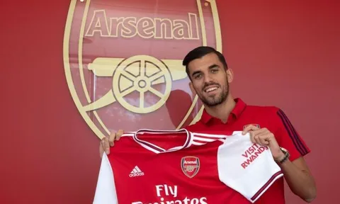 Tân binh Arsenal: "Khi đến sân tập, tôi nghẹn ngào khi thấy 1 bức ảnh"