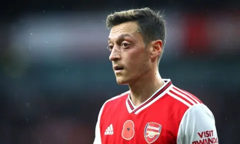 Nội bộ Arsenal có biến, Ozil cùng 2 ngôi sao khác từ chối cắt giảm lương