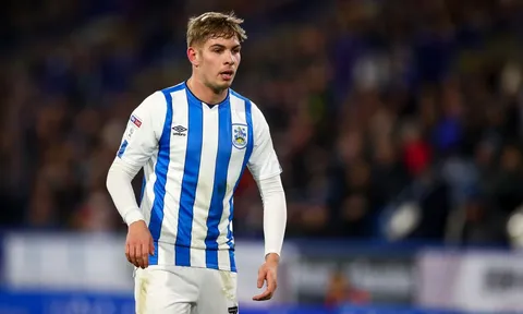 HLV Huddersfield công khai mong muốn sở hữu tiền vệ Arsenal