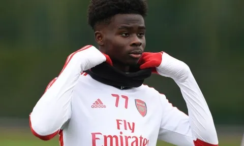 Cựu danh thủ Arsenal: "Cậu ấy đủ xuất sắc để chơi hậu vệ trái"