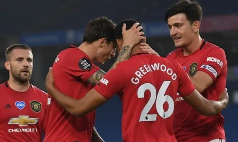 Man United đại thắng, Neville lập tức ca ngợi "truyền nhân" của Van Persie