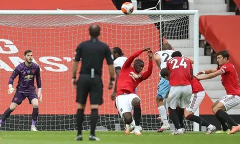 Gary Neville: "Thật là rác rưởi, Pogba đã làm theo bản năng"