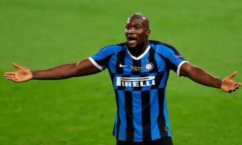 Jamie Carragher nói thẳng về hành động không nhận huy chương của Lukaku