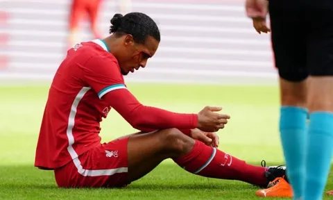 Báo động đỏ cho Liverpool, Van Dijk đổ máu trên sân