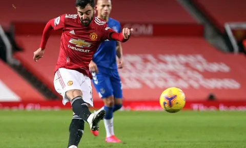 Van Persie phát rồ với một ngôi sao Man United trước Everton