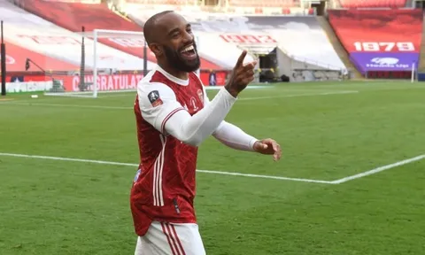 Sa sút phong độ, Alexandre Lacazette sẽ được thành Madrid cứu rỗi?
