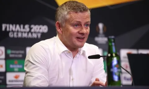 Solskjaer nói một lời sau khi Bayern hủy diệt Barca