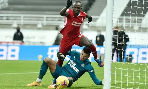 Mane quá ngây thơ, khiến Liverpool mất penalty trước Newcastle