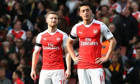 SỐC! Sao Arsenal chỉ trích các đồng đội vì không giúp đỡ Ozil