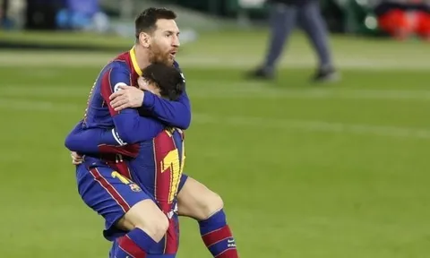Ghi bàn sau 2 phút vào sân, Messi áp sát thành tích của Suarez