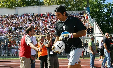 Gianluigi Buffon quay về Juventus: Có một huyền thoại bất tử ở Turin