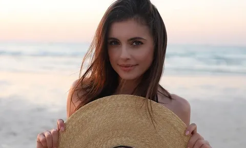 Giữa mùa dịch, nàng WAGs xinh nhất AS Roma hạnh phúc khi được sống ở Rome