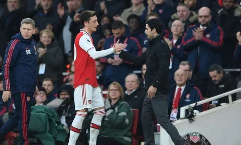 Giữa tâm bão COVID-19, Ozil có hành động "điểm 10"