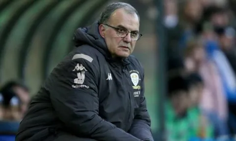 Giữa tâm bão, Marcelo Bielsa lại làm chuyện điên rồ ở Leeds United