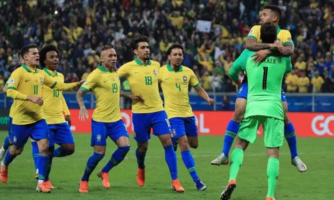 Giúp Brazil thoát hiểm, Alisson ôm chầm ngay "kình địch cấp CLB"