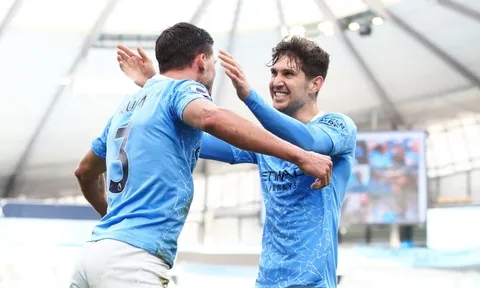 Giúp Man City 'vượt khó', trung vệ trẻ được đặt lên bàn cân so sánh với Van Dijk